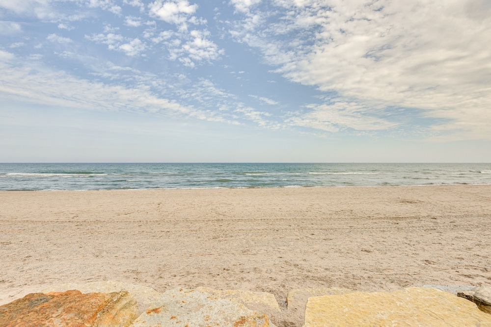 Charming Racine Home - Walk to Lake Michigan! - Property Image 7