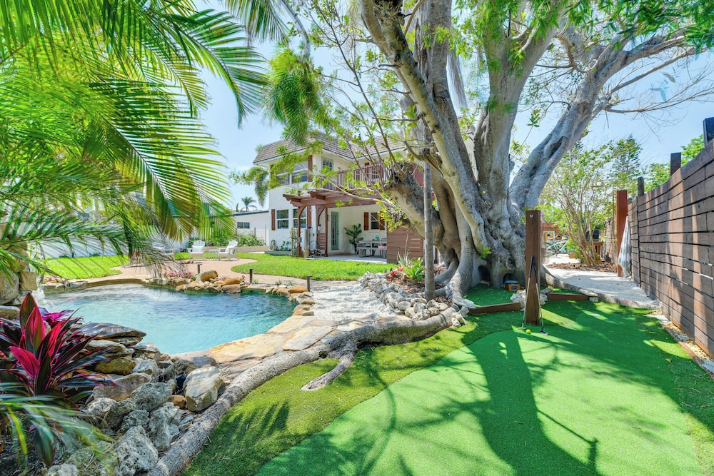 Walk to Gulf: Luxe Luau-themed Gem in Holmes Beach