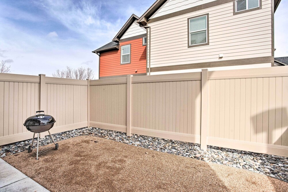 Modern Townhome ~ 3 Mi to Dtwn Grand Junction view 2