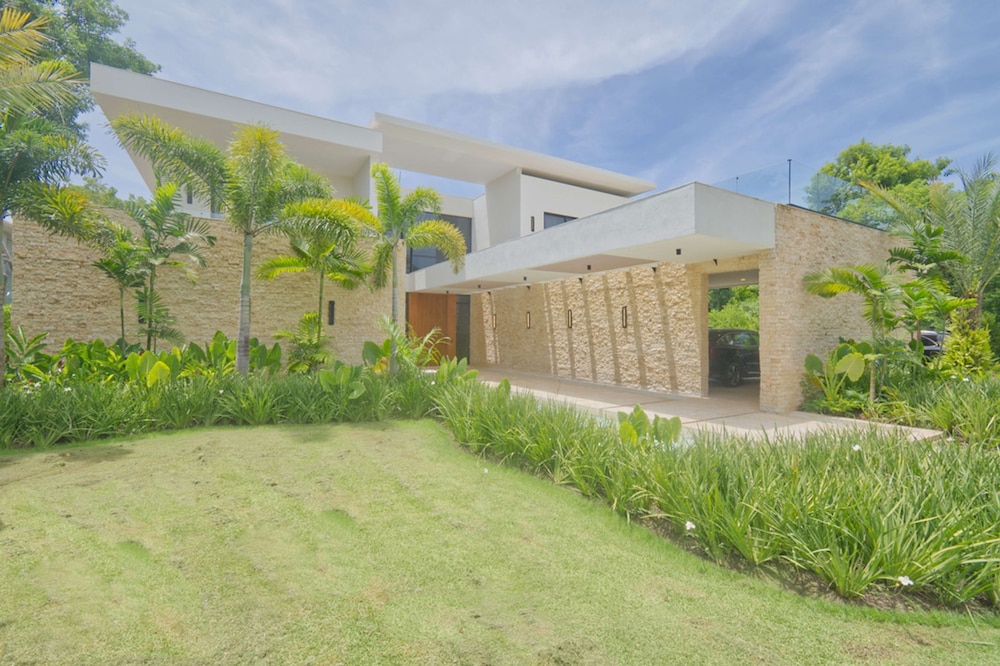 Modern Lake Villa With English Speaking Staff in Golf and Beach Resort