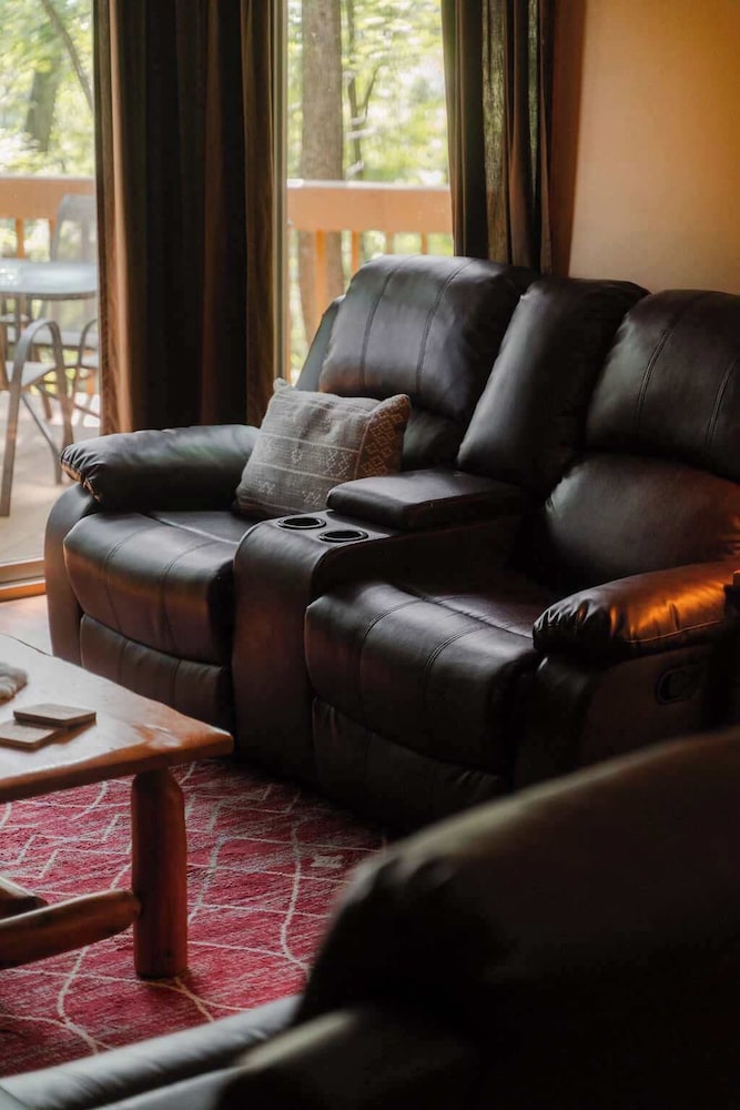 Cheerful Two Bdrm Cabin With Hot Tub & Pet Friendly