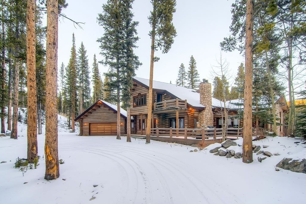 Bear Lodge 6 Bedroom Home by RedAwning