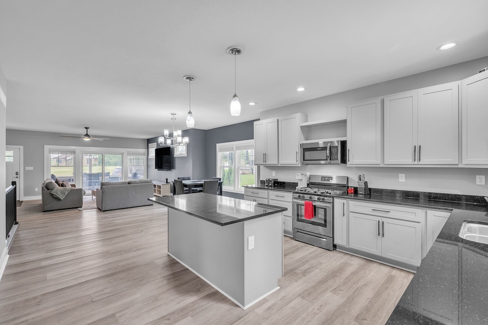 Pet-friendly Getaway With Golf & Private Patio Retreat 4 Bedroom Home