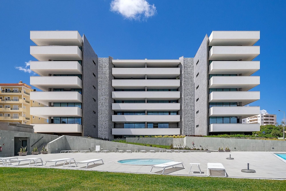 Brand New Luxury Modern 3 Bed 3 Bath Apartment With Pool Gym by Ideal Homes view 2