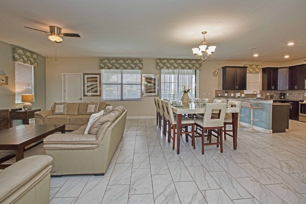 Beautiful Home With Private Pool in Champions Gate
