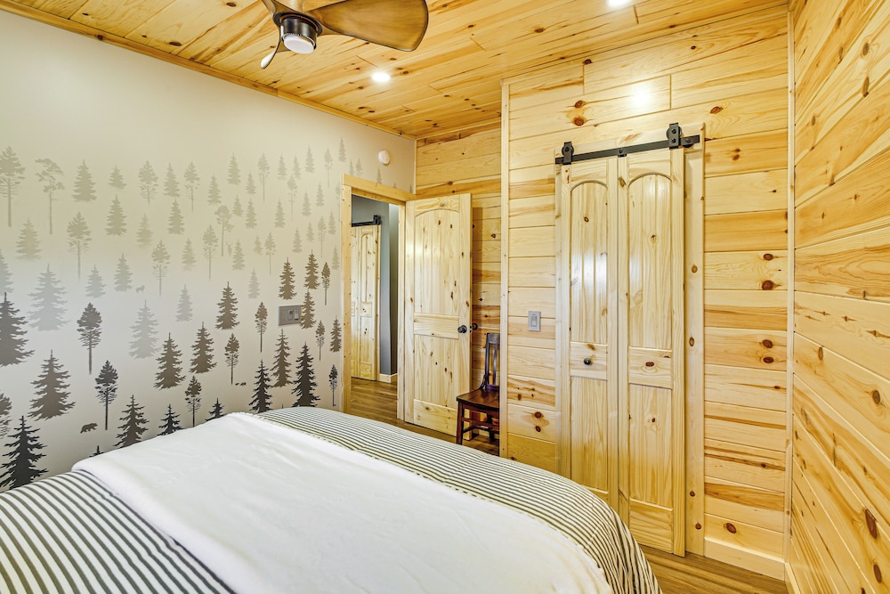 11 Mi to Marina on Lake Hamilton: Cabin Getaway