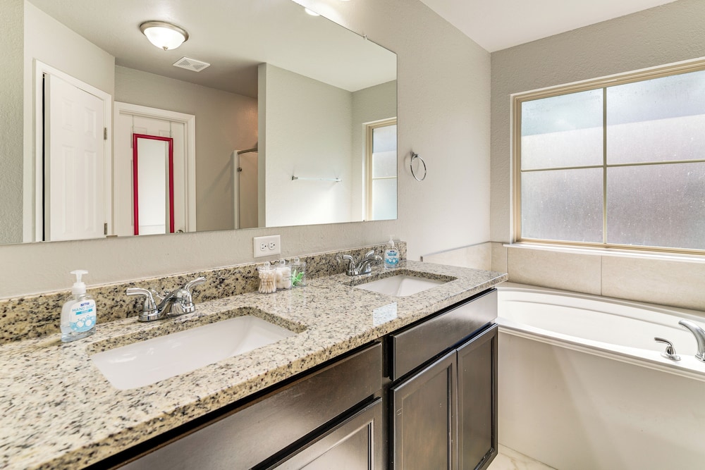 9 Mi to College Station: Dog-friendly Home w/ Yard