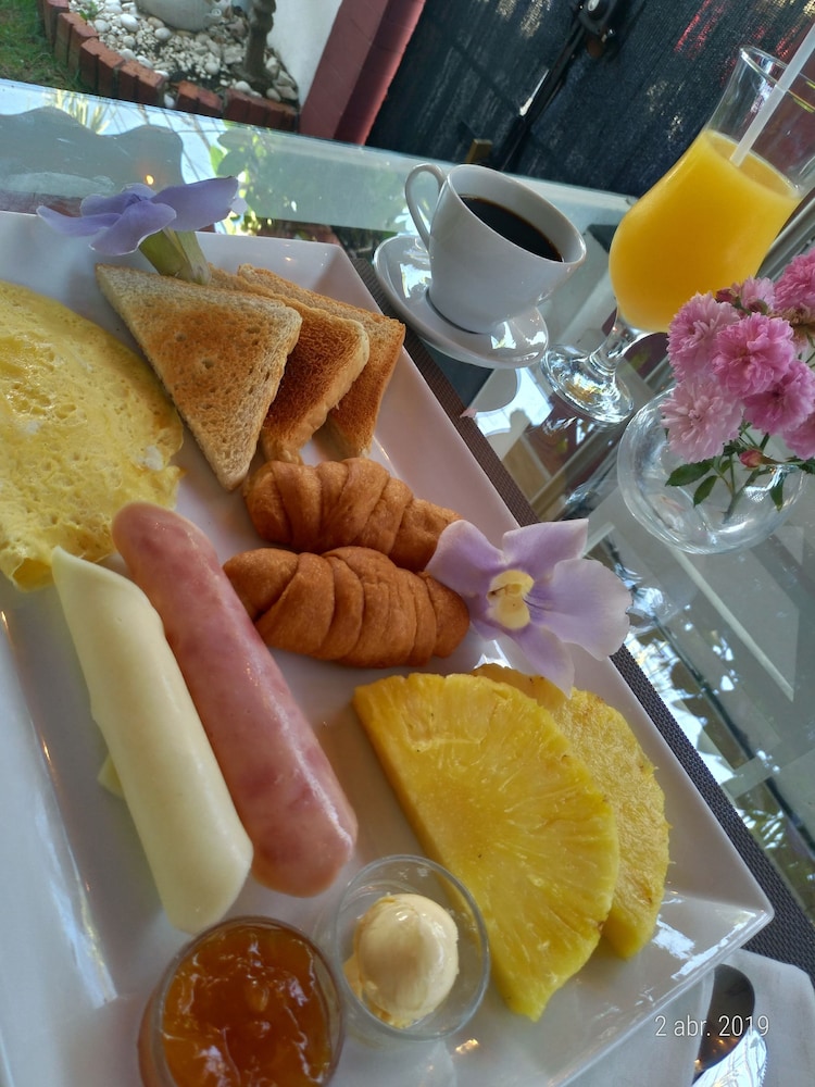 Via Emilia Bed and Breakfast Restaurante