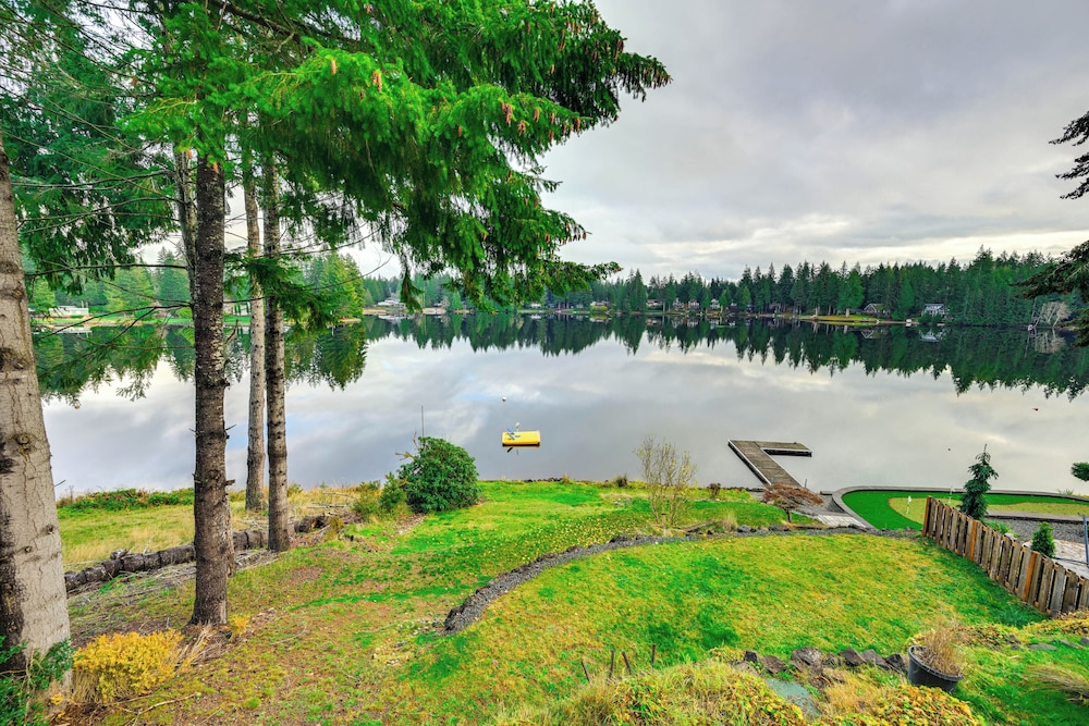 Lakefront Gem w/ Deck & Grill in Shelton