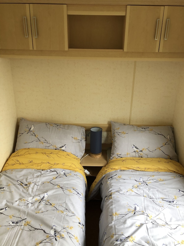 Captivating 2-bed Static Caravan in Holyhead view 3