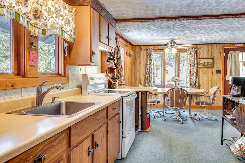 2 Mi to Ossipee Lake: Forest-view Sanctuary!