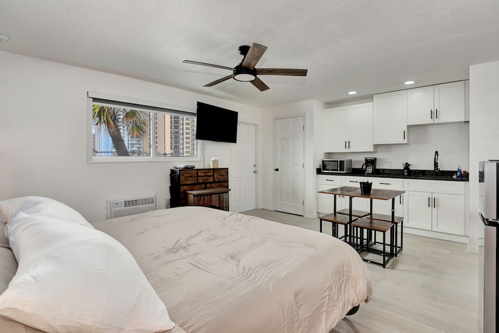 Studio Suite Queen bed Kitchen Walk in Shower 1 view 5