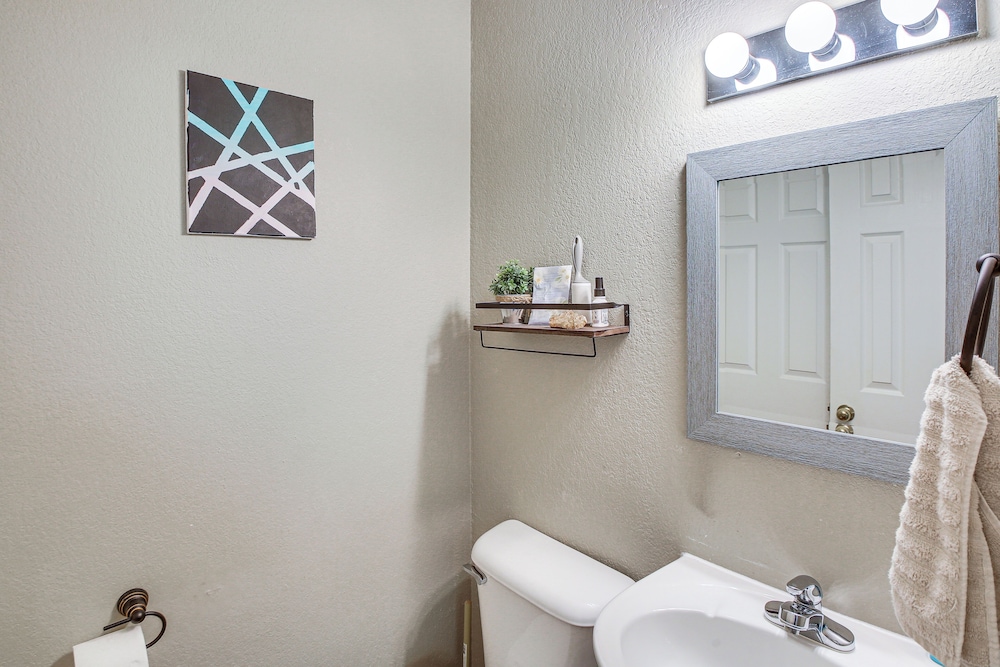 Townhome Near Lake Hamilton & Race Track!
