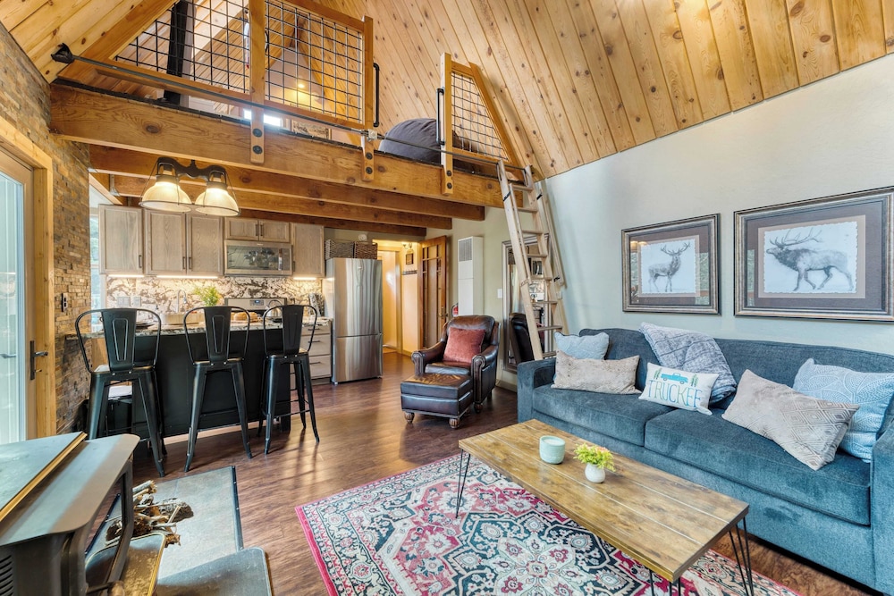 Jeffrey Pines Lofted Cabin, Minutes to Lake A-frame-inspired Design, Deck