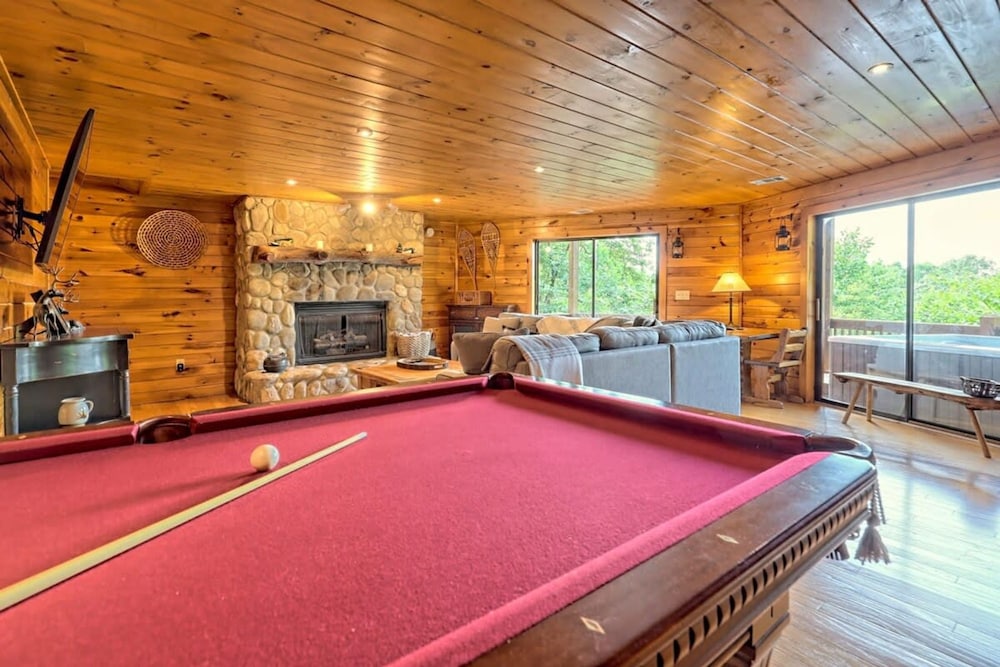 Hot Tub 3 Fireplaces Mountain Views Game Room