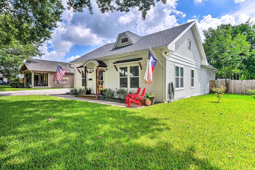 Historic + Fully Renovated Waxahachie Home! view 2