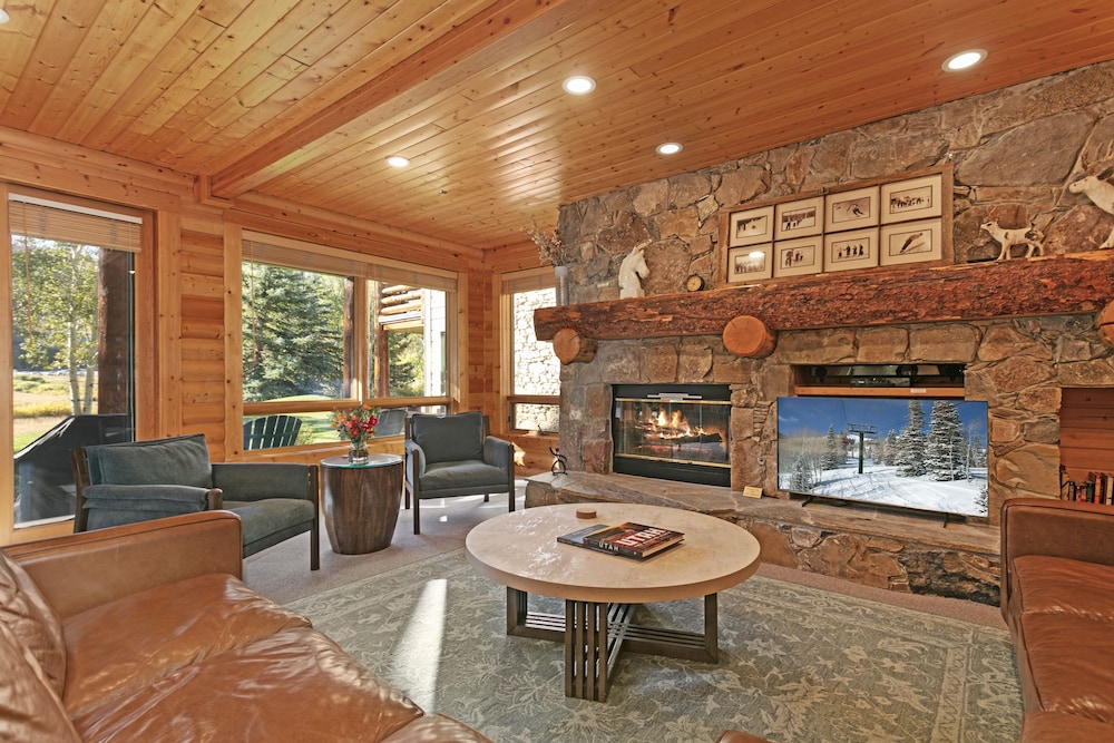 Bristlecone at Deer Valley Resort - Three Bedroom Condo with Hot Tub #201 3 Condo