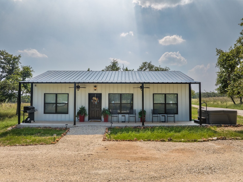 La Casita: Hot-tub & Firepit, 15 min to Fred! view 5