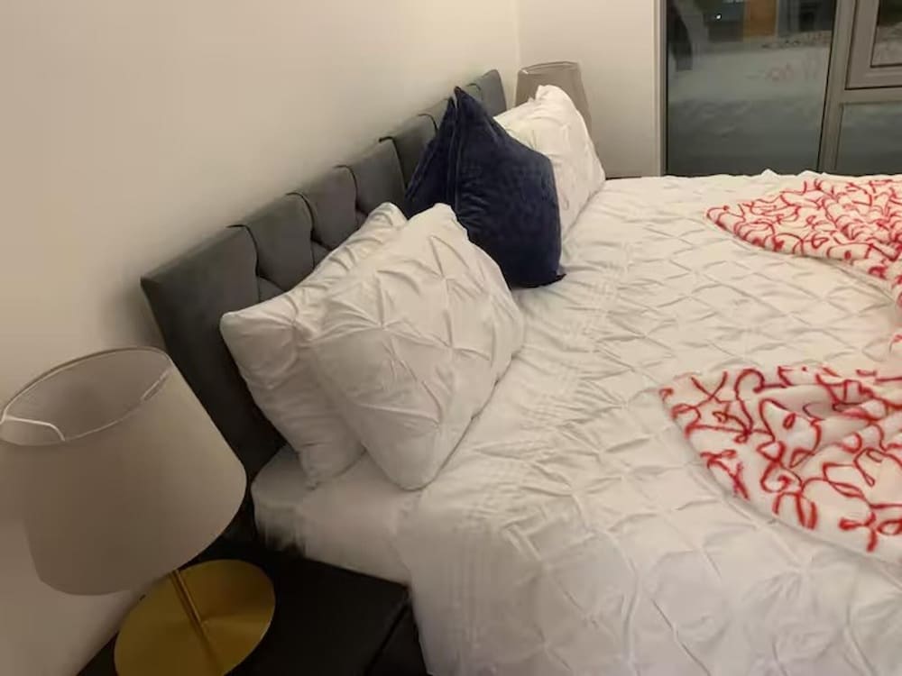 4 Guests - Free Parking - Easy Access to London