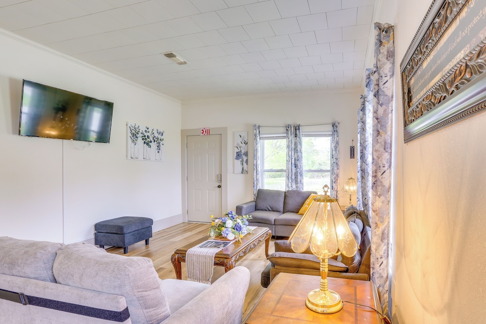Half-mi to Dtwn Lufkin: Charming & Spacious Home!