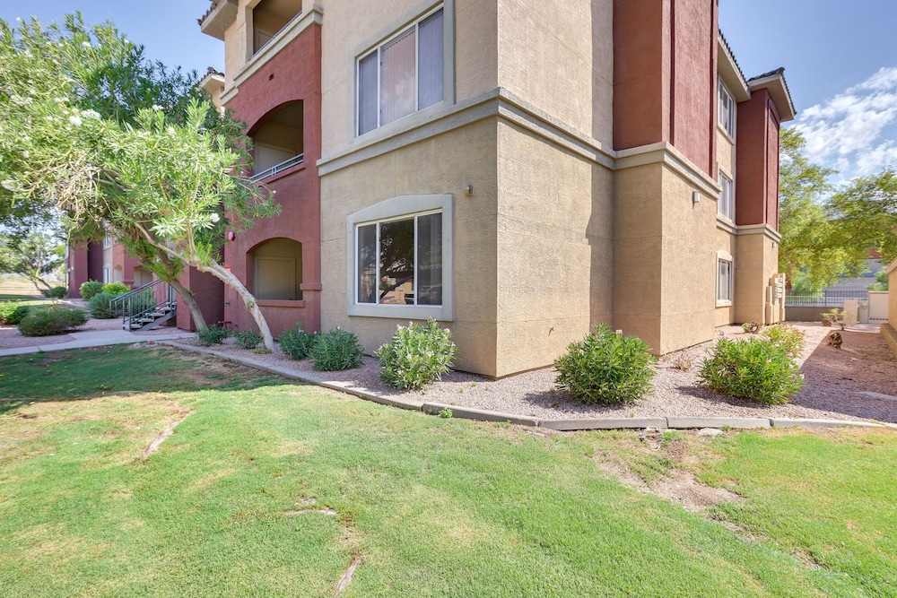 Walk to Papago Park: Central Phoenix Condo