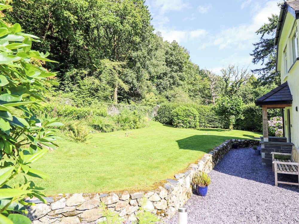 Coed Derw Isaf