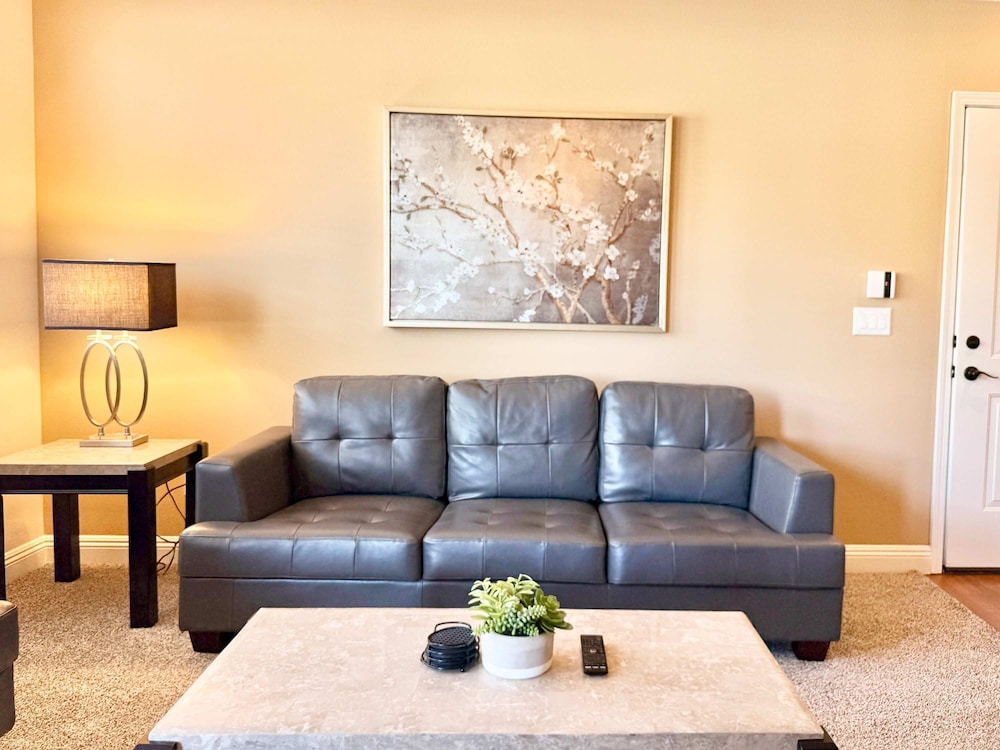 New Trendy 1BR Apartment With Heated Pool Gym Minigolf