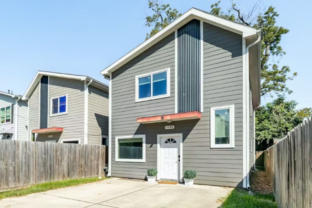 Stylish 3BR Townhome Near Downtown The Heights