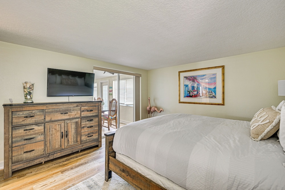 Swim, Fish & Relax: Port Richey Gem w/ Yard!