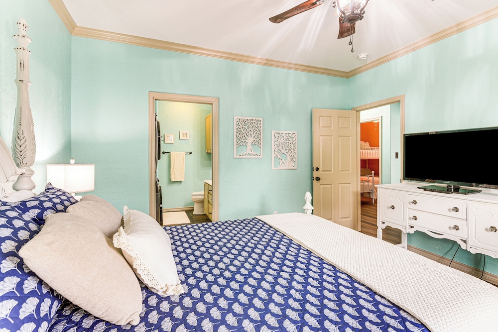 Walk to the Ocean: Family Retreat in Crystal Beach