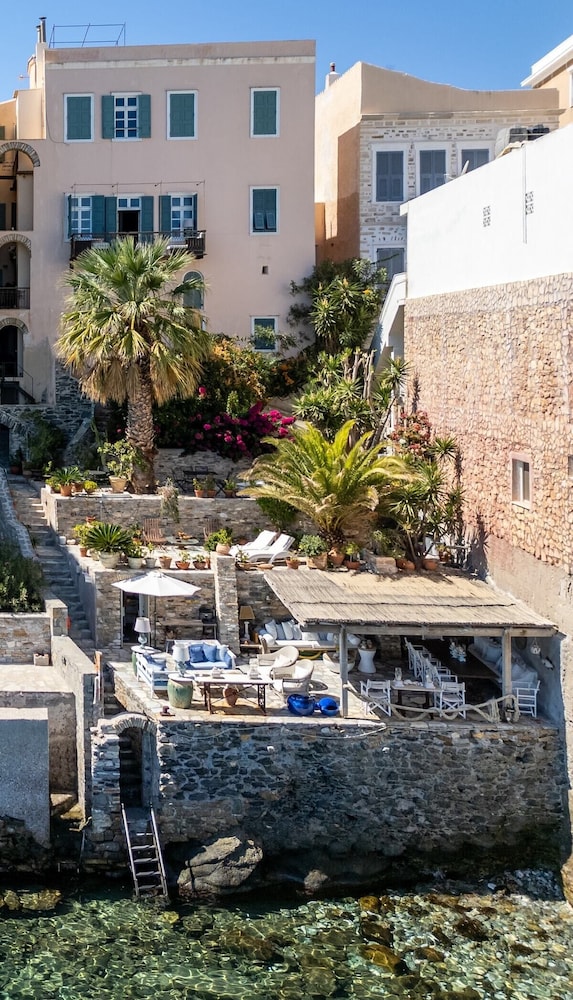Seaside Neoclassical Property in Vaporia Ermoupoli