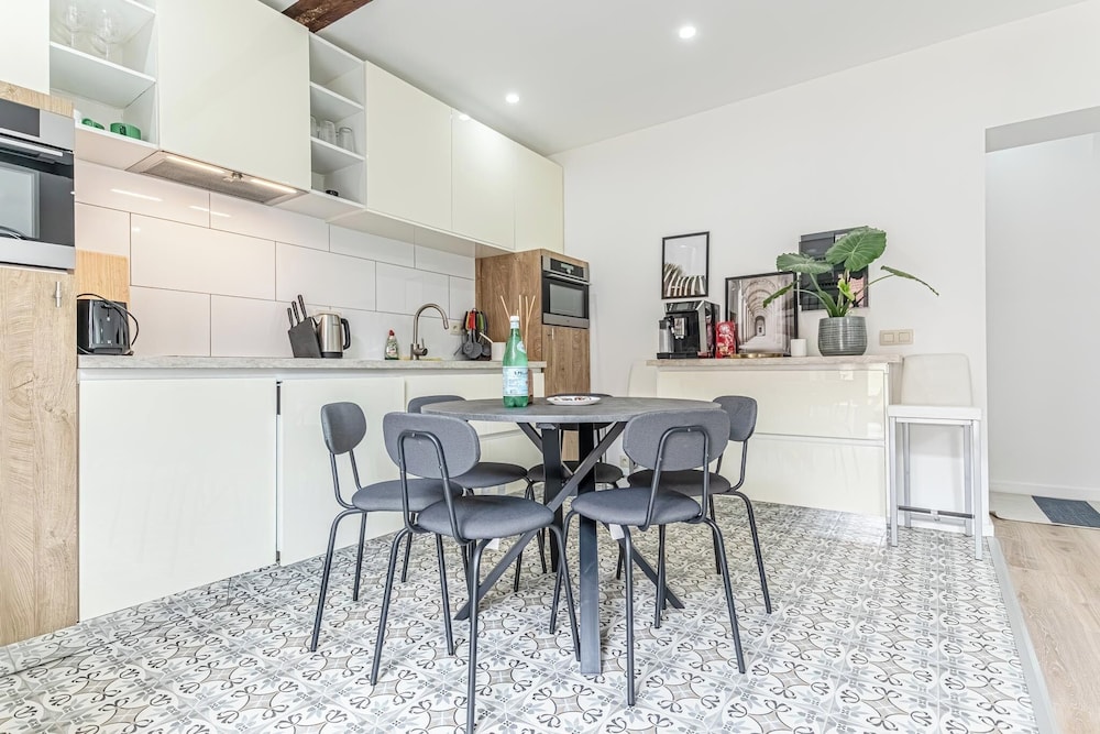 Modern 3BR Apt for 6 with Patio Ghent