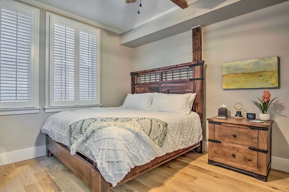 Casa de Oro Bisbee Gem: Walk to Main Street view 2