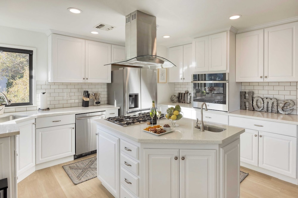 Terrace Hill Modern Paso Robles Escape Near Wineries, Dining, and Hot Springs
