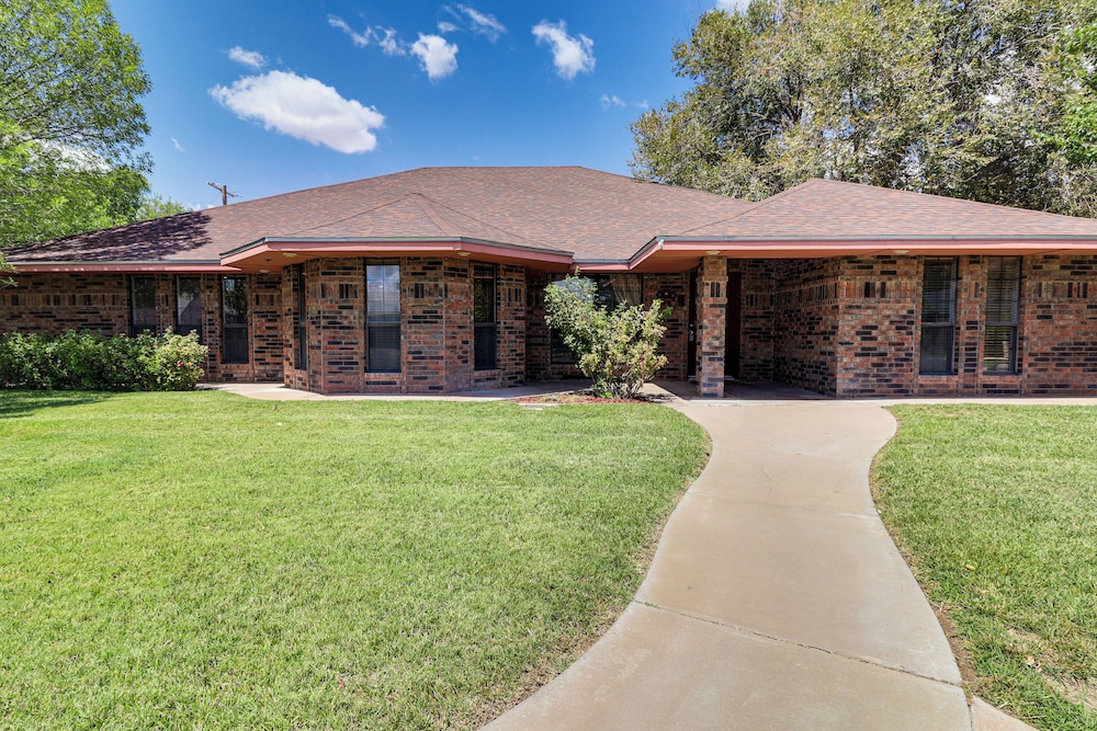 3 Mi to Downtown Roswell: Home w/ Patio + Yard