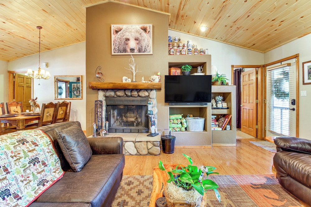 Near Hiking Trails: Heber-overgaard Haven w/ Deck!