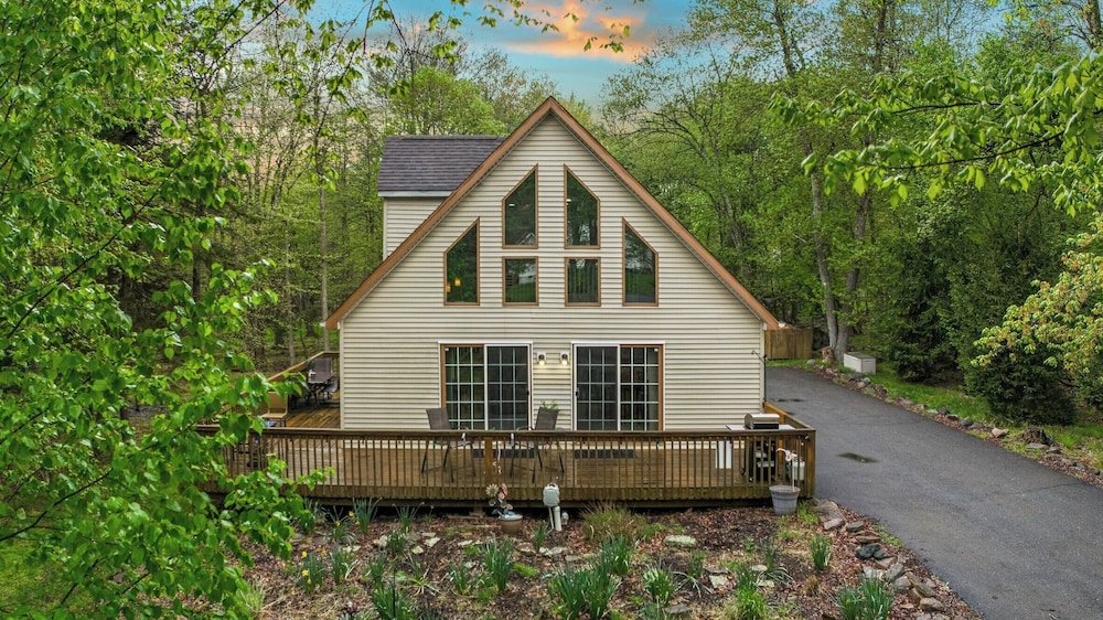 Chalet on Chalet by Avantstay Bright Cabin w/ Deck & Fire Pit, Near Lake view 2