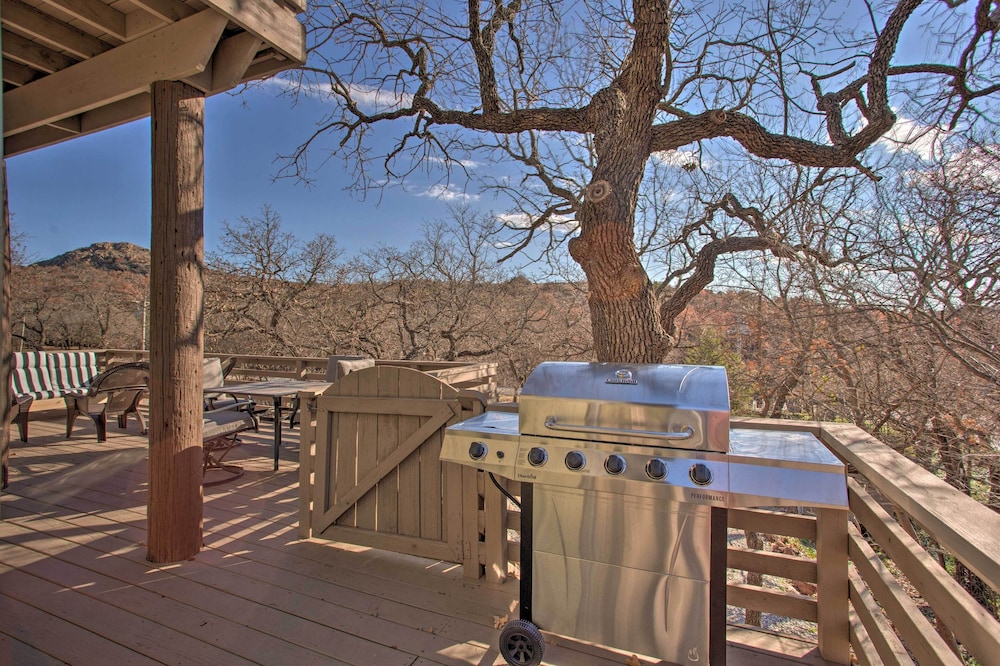 Medicine Park Cabin w/ Mountain Views!