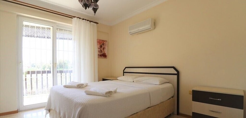Villa RN4C by JoyLettings view 2