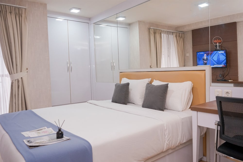 Restful Studio Room At Serpong Greenview Apartment