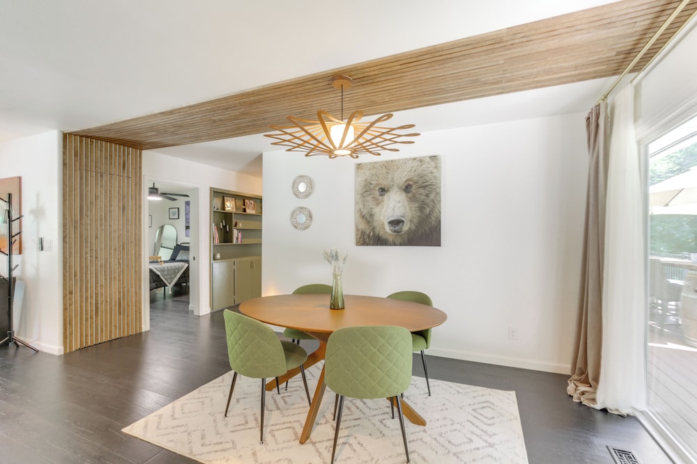 Modern Creekside Retreat 1 Mi to Spirit Mtn Casino