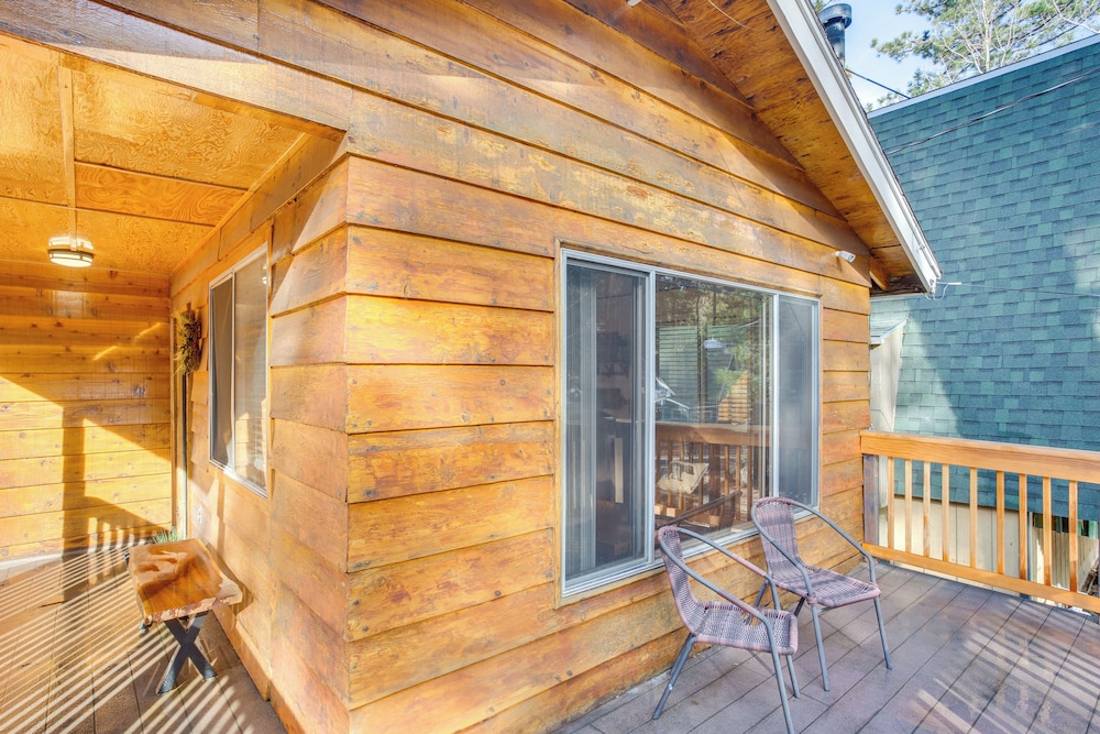 2 Mi to Big Bear Mtn Resort: Cabin w/ Updated Deck