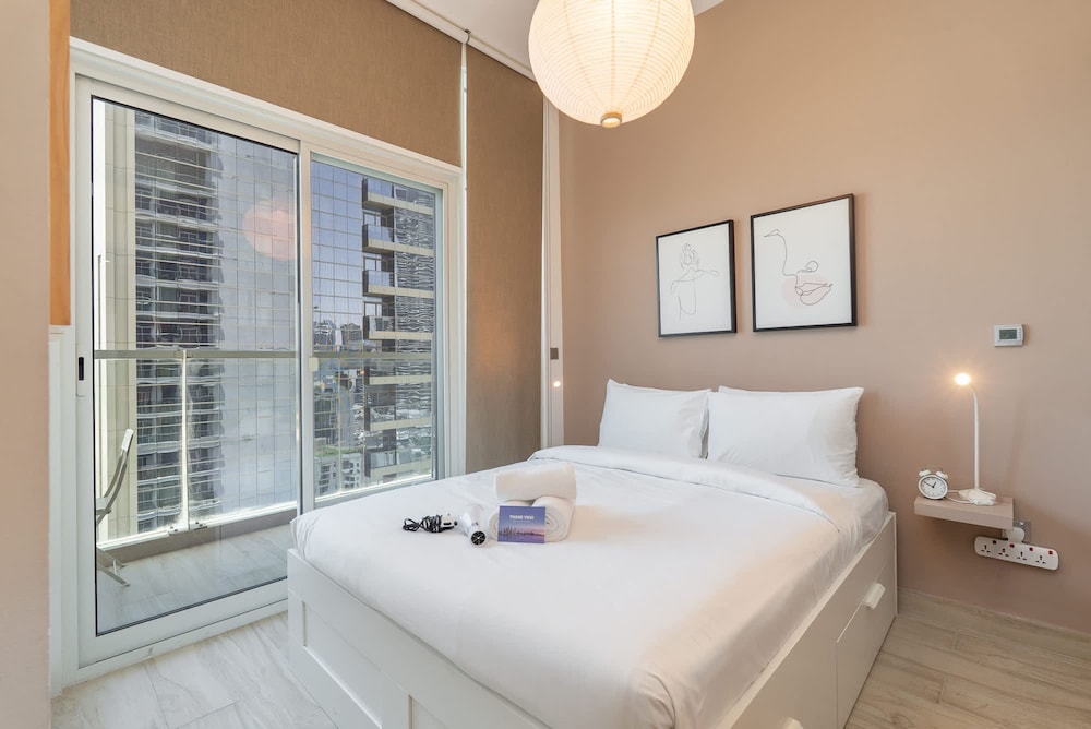 Modern 1-bed With Partial Sea Marina View