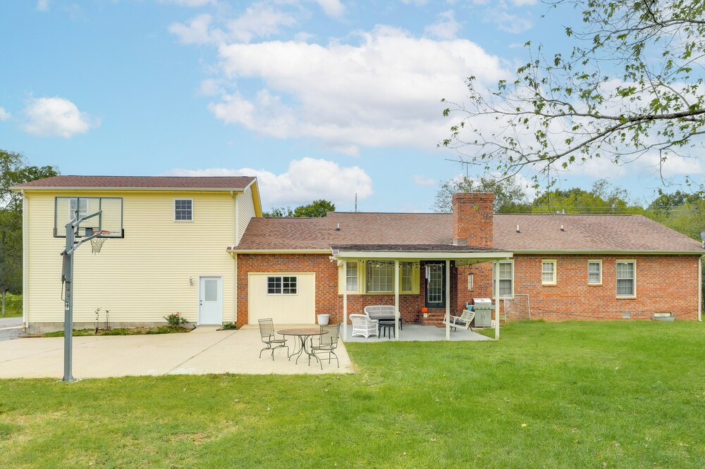 Large Yard & Basketball Hoop: Murfreesboro Home! view 3