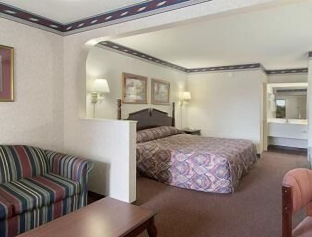 Days Inn by Wyndham Saint Pauls view 5