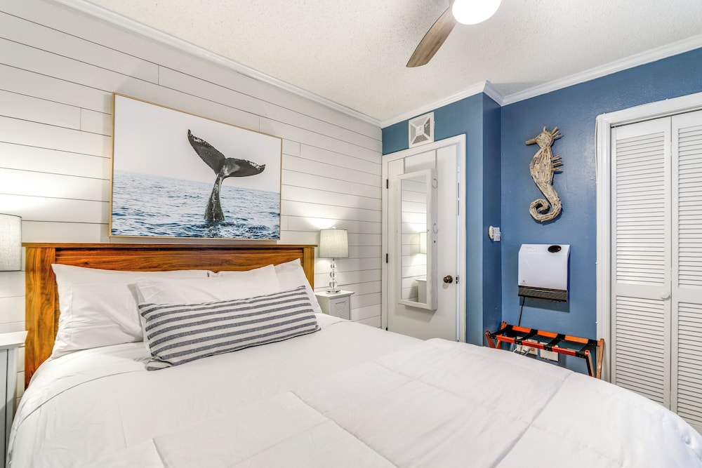 Oceanfront Gem w/ Views in North Topsail Beach