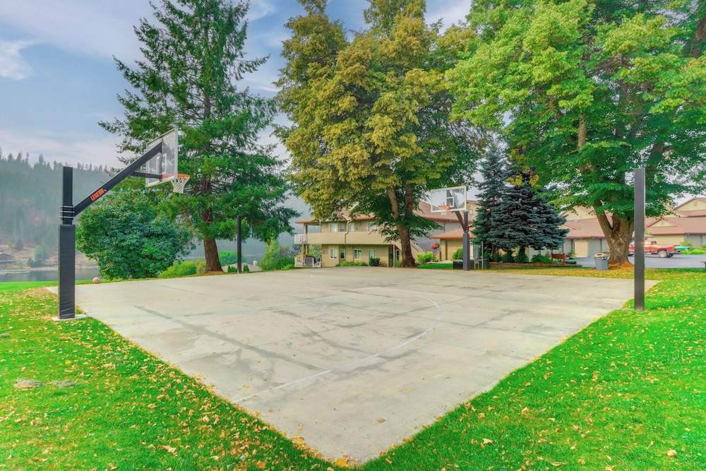 Walk to Twin Lakes: All-season Idaho Condo!