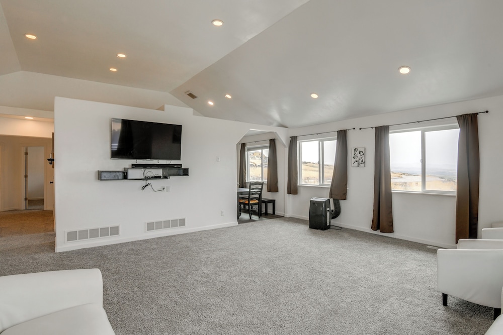 Balcony & Stunning Views: Airy Apt in Idaho Falls