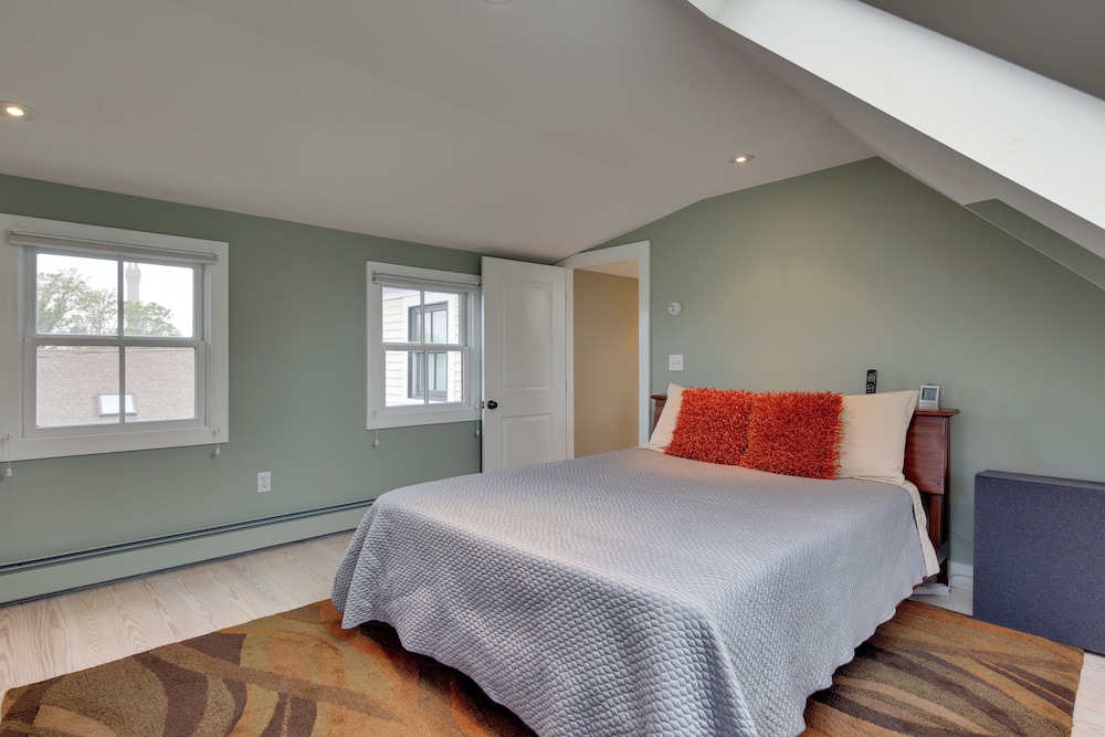 Walk to Beach: Gem w/ Patio & BBQ in Provincetown