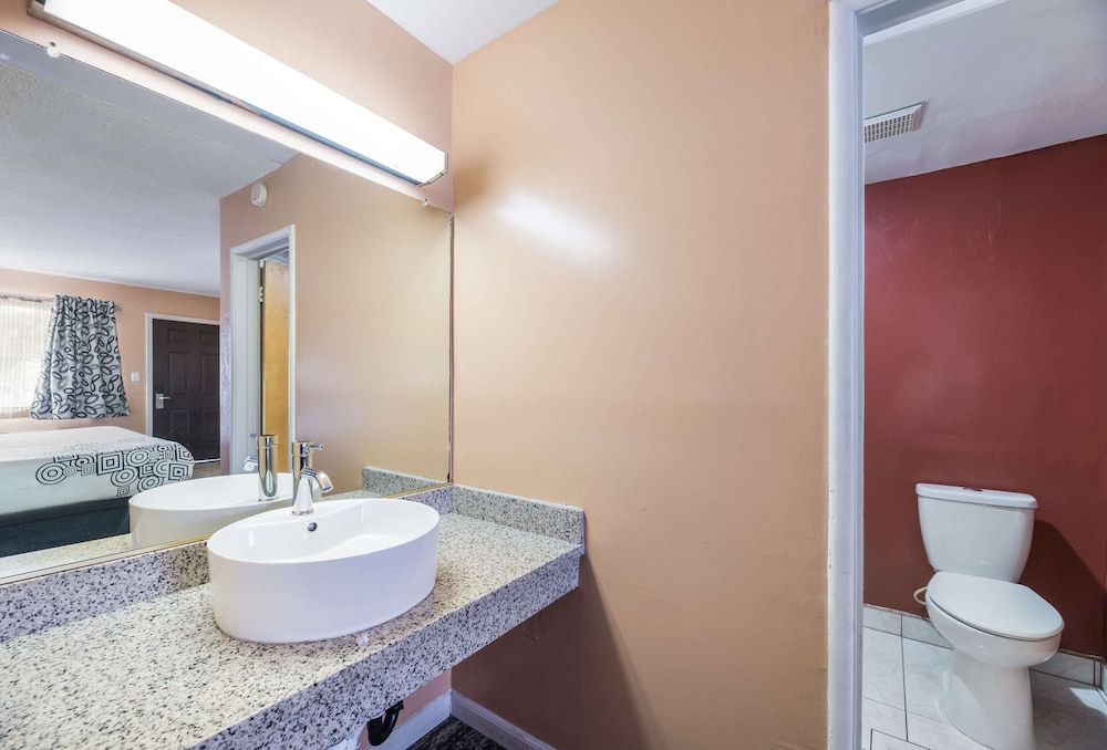 Modesto Vacations - Rodeway Inn - Property Image 1